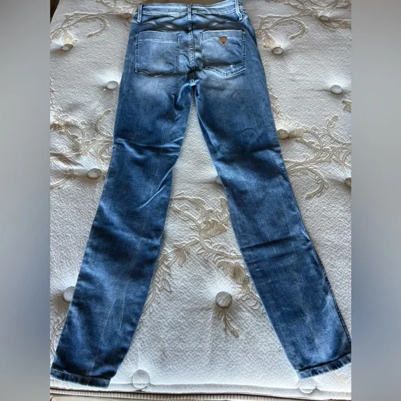 Guess Ripped Knee Jeans - Picture 2 of 5